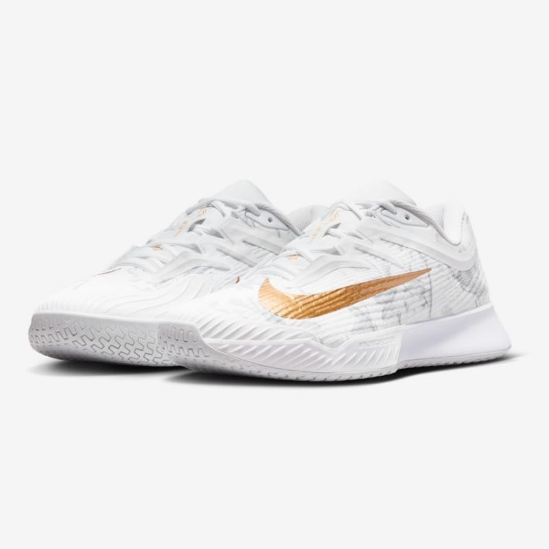 Nike รองเท้าเทนนิสผู้ชาย Vapor Pro 3 Magnolia | White/Pure Platinum/Metallic Gold ( HV1485-100 ) - Image 4