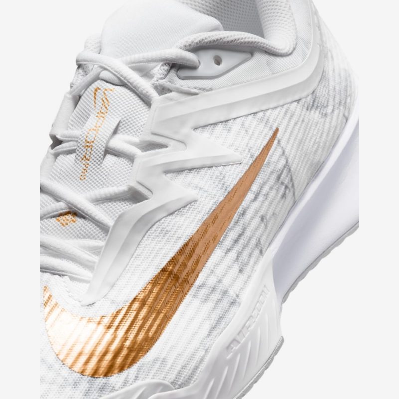 Nike รองเท้าเทนนิสผู้ชาย Vapor Pro 3 Magnolia | White/Pure Platinum/Metallic Gold ( HV1485-100 ) - Image 7