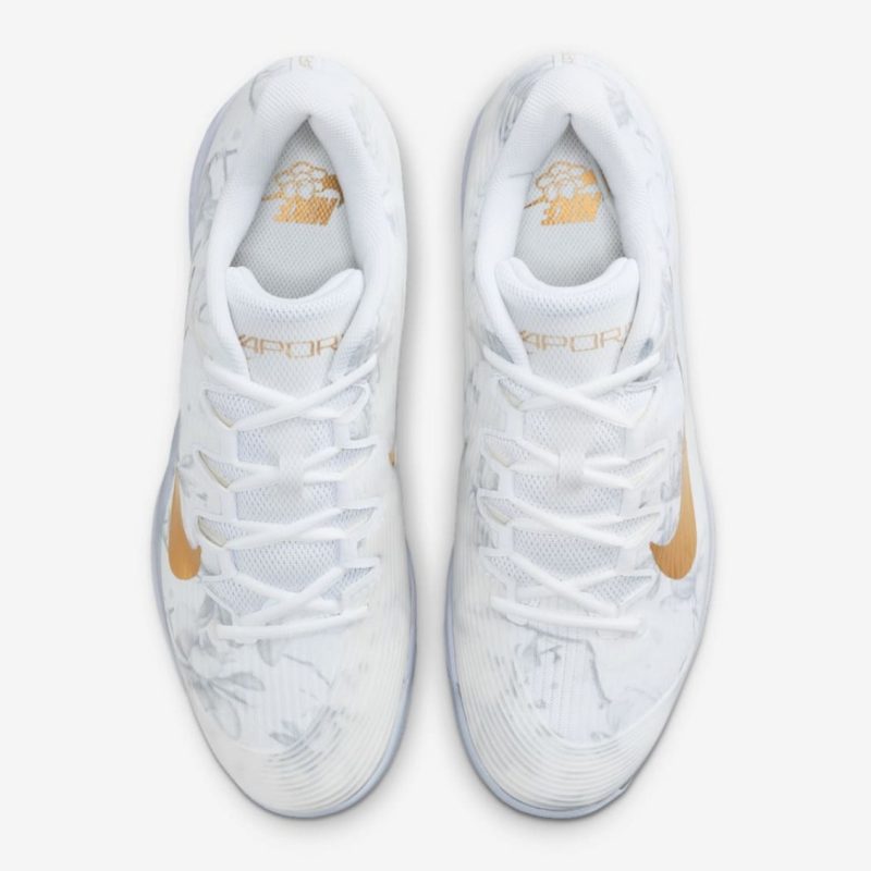 Nike รองเท้าเทนนิสผู้ชาย Vapor 12 Magnolia | White/Pure Platinum/Metallic Gold ( HV1486-100 ) - Image 5