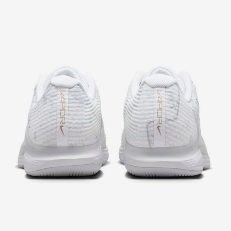 Nike รองเท้าเทนนิสผู้ชาย Vapor 12 Magnolia | White/Pure Platinum/Metallic Gold ( HV1486-100 ) - Image 6