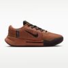 Nike รองเท้าเทนนิสผู้หญิง Zoom GP Challenge 1.5 HC Naomi Osaka  | Mineral Clay/Black/Metallic Gold/Sail ( IQ6077-200 ) - Image 5