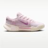Nike รองเท้าเทนนิสผู้หญิง GP Challenge 1.5 PRM | Pearl Pink/Pink Foam/Chalk/Light Magenta ( IQ6076-601 ) - Image 2